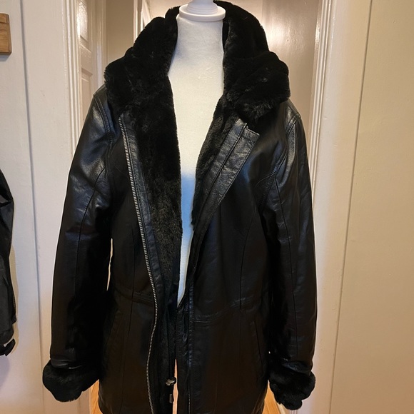 Woman’s Black Leather Jacket with faux fur size Medium - Picture 6 of 7